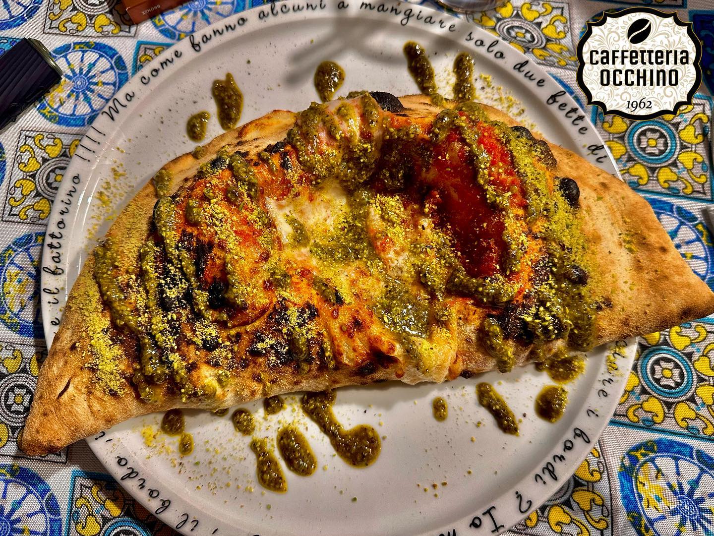 Cornetti e brioche siciliane fresche sul bancone